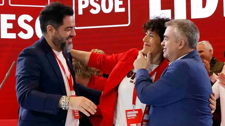 Elma Saiz junto a Ram&oacute;n Alz&oacute;rriz y Santos Cerd&aacute;n en el &uacute;ltimo Congreso del PSn en 2025. EFE/ Jes&uacute;s Diges