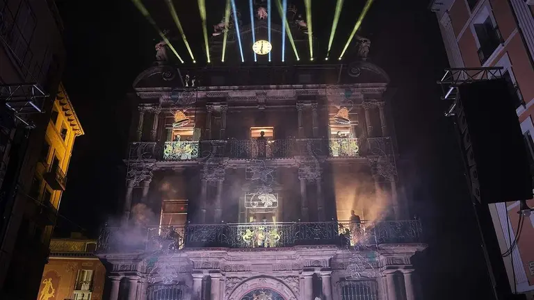Iluminaci&oacute;n navide&ntilde;a de la fachada del Ayuntamiento de Pamplona. CEDIDA