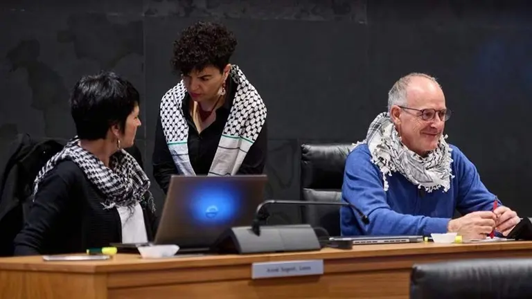 Eneka Maiz, en el centro de la imagen, con la representaci&oacute;n de Bildu en el Parlamento de Navarra. CEDIDA