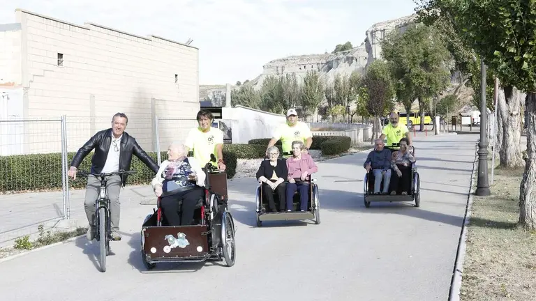 Paseo en 'yayacletas' por las calles de Arguedas. CEDIDA