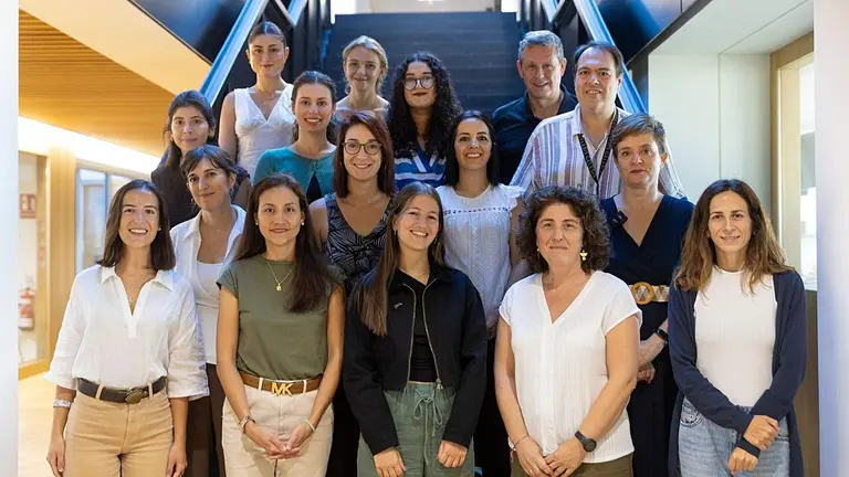 Pie de foto. Investigadores del proyecto junto a profesores en la sesi&oacute;n informativa. UNIVERSIDAD DE NAVARRA