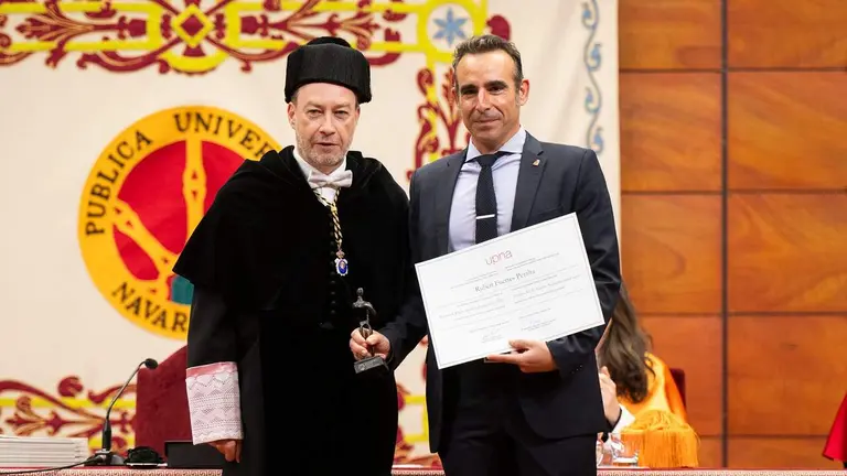 El alumni distinguido, Rub&eacute;n Fuertes, recoge su premio. UNIVERSIDAD P&Uacute;BLICA DE NAVARRA