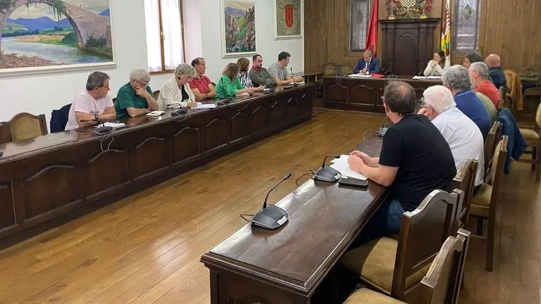El consejero Chivite con las y los representantes municipales. GOBIERNO DE NAVARRA