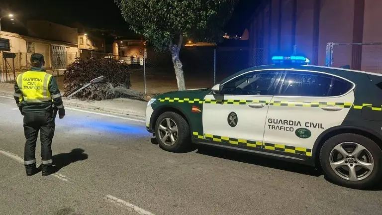 Agente de Guardia Civil en el lugar del accidente. CEDIDA