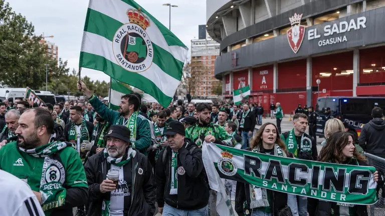 Afición verdiblanca camino de El Sadar en una imagen generada por IA.
