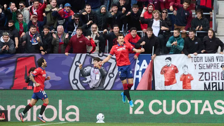 Ante Budimir (17. OSA) y Rub&eacute;n Garc&iacute;a (14. OSA) celebran el gol de Ante Budimir (17. OSA) para CA Osasuna (1-0) durante el partido de f&uacute;tbol de LaLiga EA Sports entre CA Osasuna y Racing de Santander disputado en el estadio El Sadar de Pamplona I&Ntilde;IGO ALZUGARAY