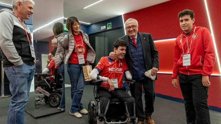 Osasuna recibe a Gorka Go&ntilde;i en El Sadar: el joven de Baztan perdi&oacute; las piernas y un brazo por una meningitis.