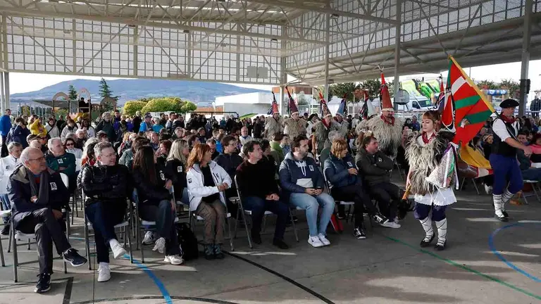 Zizur acoge este domingo la fiesta de las ikastolas navarras con acento puesto en la cohesi&oacute;n territorial y la uni&oacute;n entre euskaltzales de distintos territorios de Euskal Herria. Bajo el lema "Bidean bat gara" (Somos uno en el camino), la cita une los esfuerzos de San Ferm&iacute;n Ikastola (Cizur Mnor) y Erentzun (Viana), en una jornada que visibiliza que el futuro del euskera. La fiesta ha comenzado formalmente con el acto de apertura institucional y el posterior corte de cinta. En la inauguraci&oacute;n han participado entre otros, el presidente del Parlamento Unai Hualde (d), la Vicepresidenta segunda y consejera de Memoria y Convivencia, Acci&oacute;n Exterior y Euskera Ana Ollo (2d), el Consejero de Industria y de Transici&oacute;n Ecol&oacute;gica y Digital Empresarial Mikel Irujo (4d), Uxue Barkos (5d), la consejera de Educaci&oacute;n del Gobierno Vasco Mar&iacute;a Bego&ntilde;a Pedrosa (3i) y el portavoz de EH Bildu, Adolfo Araiz (i). EFE/ Jes&uacute;s Diges