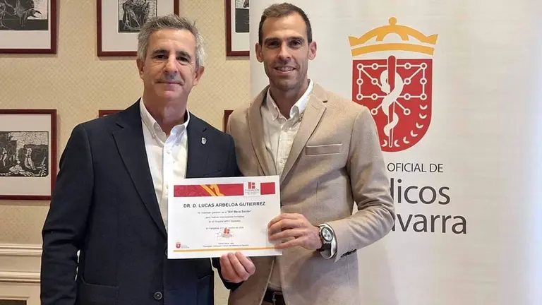 Tom&aacute;s Rubio, presidente del Colegio de M&eacute;dicos de Navarra, entrega la XIV Beca S&eacute;nior a Lucas Arbeloa.