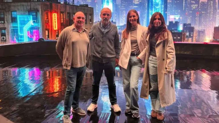 De izquierda a derecha: Arturo Cisneros, gerente de CLAVNA; Javier Aybar, de Infinia Studios; Itziar Lacunza, project

manager de CLAVNA; e Irene San Mart&iacute;n, responsable de Comunicaci&oacute;n de CLAVNA. CEDIDA