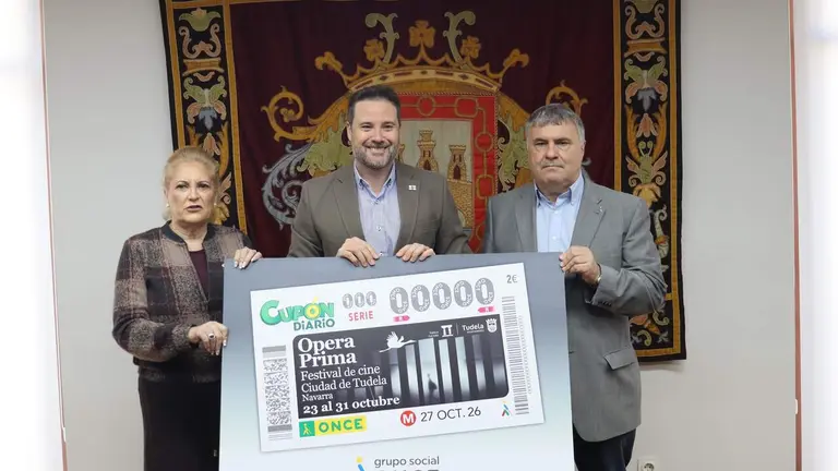 Alejandro Toquero con el cup&oacute;n de la ONCE del Festival &Oacute;pera Prima. AYUNTAMIENTO DE TUDELA