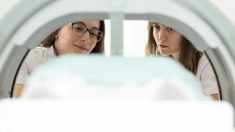 Dos profesionales de la Cl&iacute;nica Universidad de Navarra trabajan con el MR Linac, un acelerador de radioterapia guiada por resonancia magn&eacute;tica que permite administrar tratamientos oncol&oacute;gicos de alta precisi&oacute;n. CL&Iacute;NICA UNIVERSIDAD DE NAVARRA