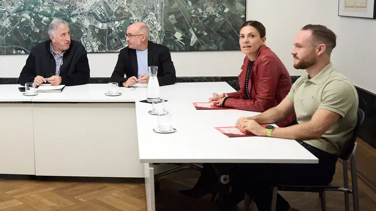 Los grupos que conforman el Gobierno municipal de Pamplona, EH Bildu, Geroa Bai y Contigo-Zurekin, mantienen un primer encuentro con el PSN-PSOE para iniciar los contactos de cara a la elaboraci&oacute;n de los Presupuestos de Pamplona para 2027. NAVARRA.COM