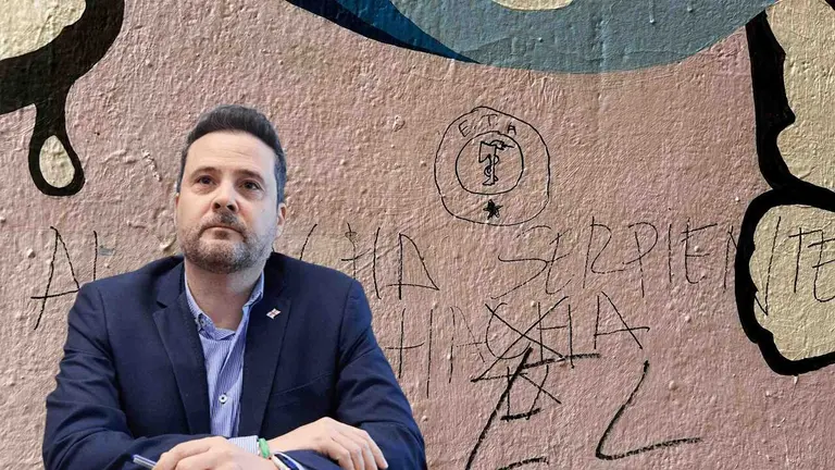 Imagen de Toquero frente a una de las pintadas en Tudela con el anagrama de ETA.