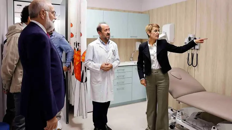 La presidenta de Navarra, Mar&iacute;a Chivite, y el consejero de Salud, Fernando Dom&iacute;nguez (i), han acudido este mi&eacute;rcoles a la inauguraci&oacute;n del nuevo Centro de Salud de Villava / Atarrabia que entrar&aacute; en funcionamiento esta semana y atender&aacute; a m&aacute;s de 12.000 personas. EFE/Villar L&oacute;pez