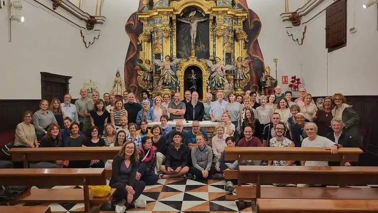 Un grupo de peregrinos posa en el oratorio de San Felipe Neri junto a miembros del Coro Divertimento. IGLESIA NAVARRA