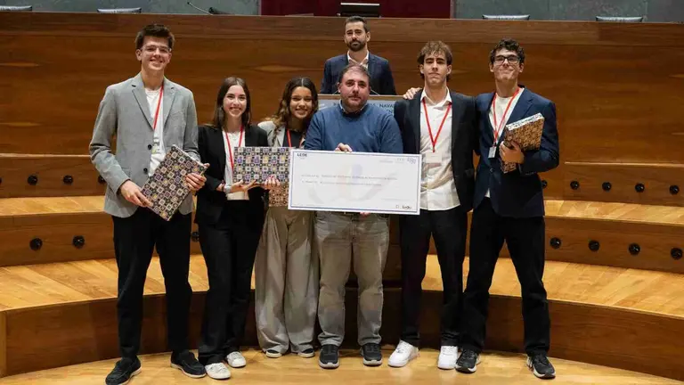 El equipo del Colegio Jesuitas posa con Unai Hualde y Miguel Matellanes.