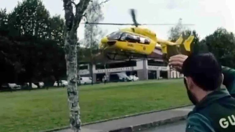 Momento en el que despega el helic&oacute;ptero con la mujer atendida en su interior. GUARDIA CIVIL