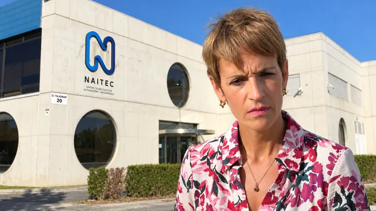 Fotomontaje de Mar&iacute;a Chivite ante la sede de Naitec en Pamplona.