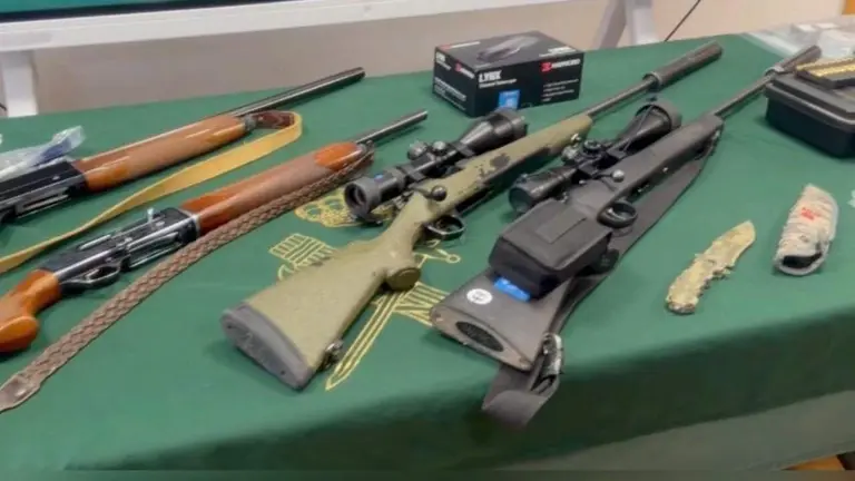 Armas decomisadas al cazador furtivo. GUARDIA CIVIL