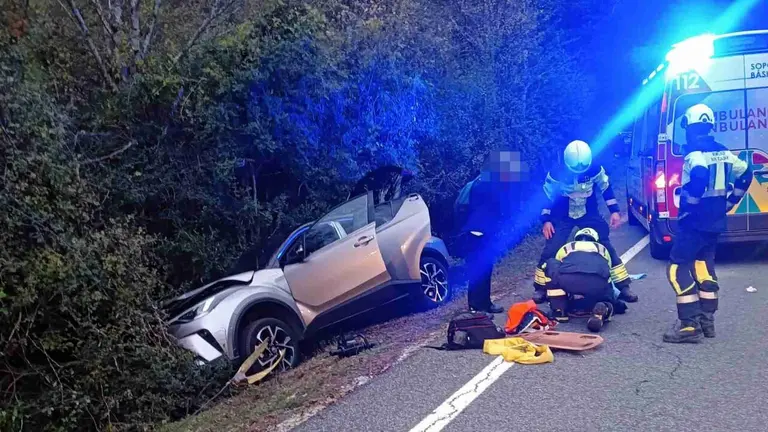 Los bomberos atienden a uno de los heridos que viajaban en el veh&iacute;culo. BOMBEROS