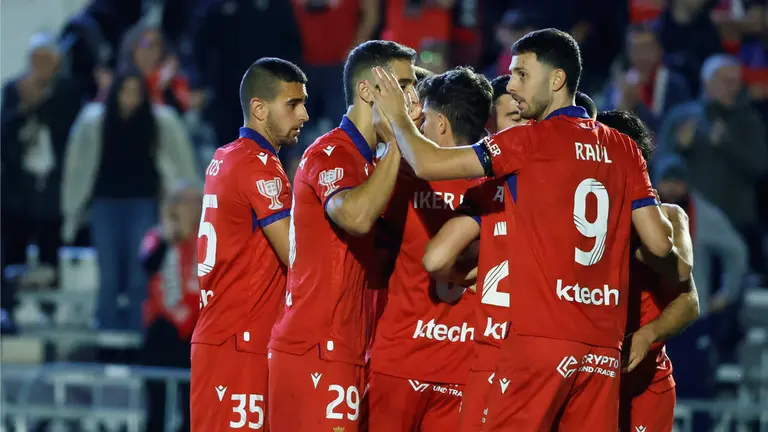 Los jugadores del Osasuna celebran un gol durante la primera ronda de la Copa del Rey que disputan el Atl&eacute;tico Calatayud y el CA Osasuna este jueves, en el Estadio Municipal de San I&ntilde;igo, en Calatayud (Zaragoza). EFE/ Javier Cebollada