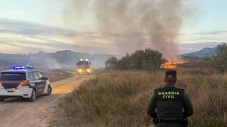 Un guardia civil en la zona del incendio declarado en Viana. GUARDIA CIVIL