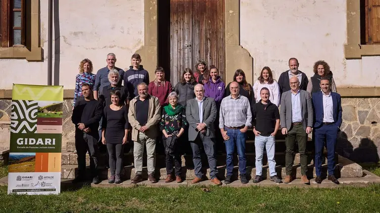 El consejero Aierdi, con los alumnos y alumnas participantes en el primer curso de grado formativo en ganader&iacute;a extensiva. GOBIERNO DE NAVARRA