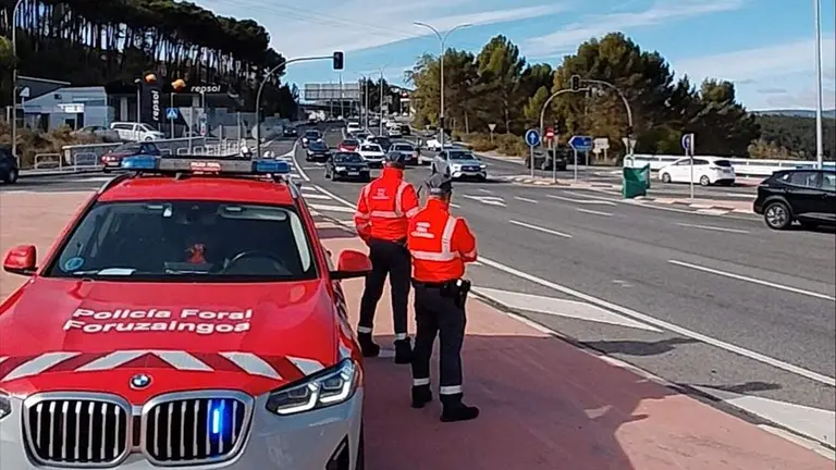 Agentes controlan el tr&aacute;fico en el nudo de Zizur. POLIC&Iacute;A FORAL