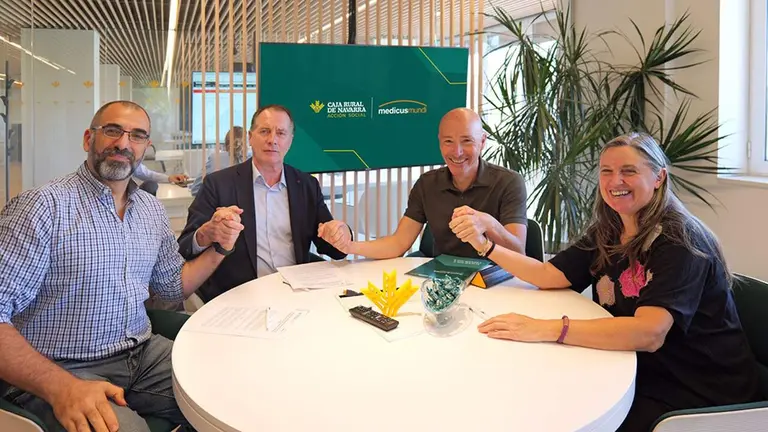 Foto de la firma entre Caja Rural de Navarra y Medicus Mundi. CEDIDA