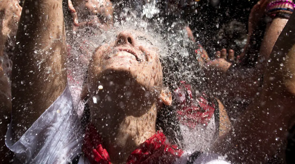 Estalla la fiesta en el casco viejo de Pamplona. PABLO LASAOSA 45