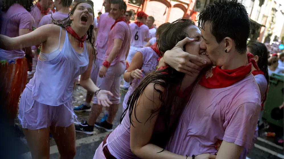  A couple embrace during the start of the San Fermin festival in Pamplona, Spain July 6, 2016. REUTERS/Vincent WestCODE: X00957