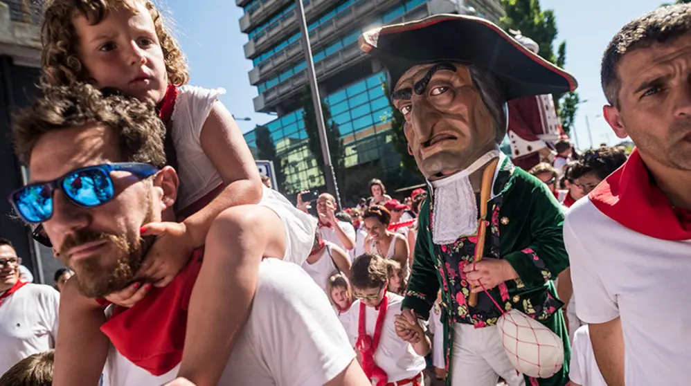Pamplona se vuelca en la primera salida de la Comparsa de Gigantes y Cabezudos. DANIEL FERNÁNDEZ (1 (21)