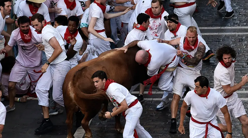 Segundo encierro de San Fermín 2016 con toros de Cebada Gago en Pamplona. PABLO LASAOSA 02