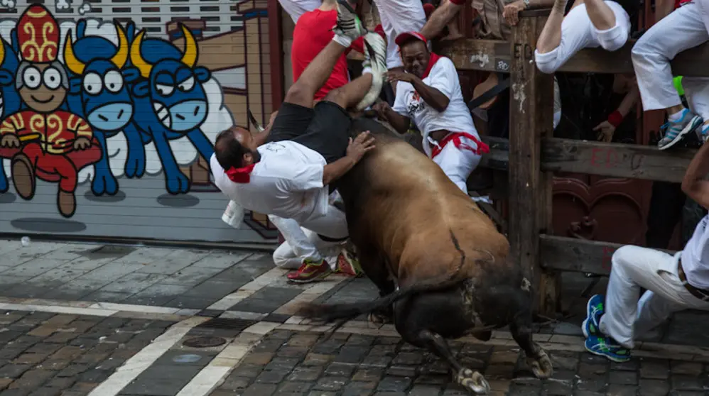 Encierro de Cebada Gago en la curva de Mercaderes. MAITE H. MATEO