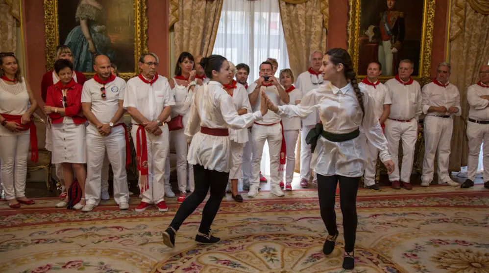 El Ayuntamiento de Pamplona recibe a Bayona en el Día de las Ciudades Hermanas. MAITE H. MATEO