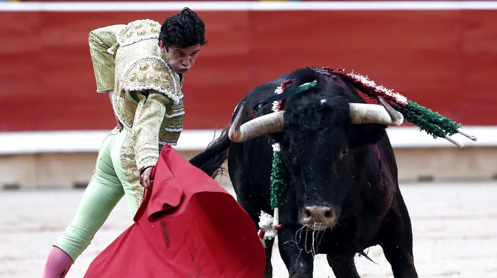 El diestro Juan del Álamo da un pase con la muleta al primero de su lote durante la cuarta corrida de la Feria de San Fermín celebrada esta tarde en la plaza de toros de Pamplona, donde han compartido cartel Curro Díaz e Ivan Fandiño. EFE/Jesús Diges