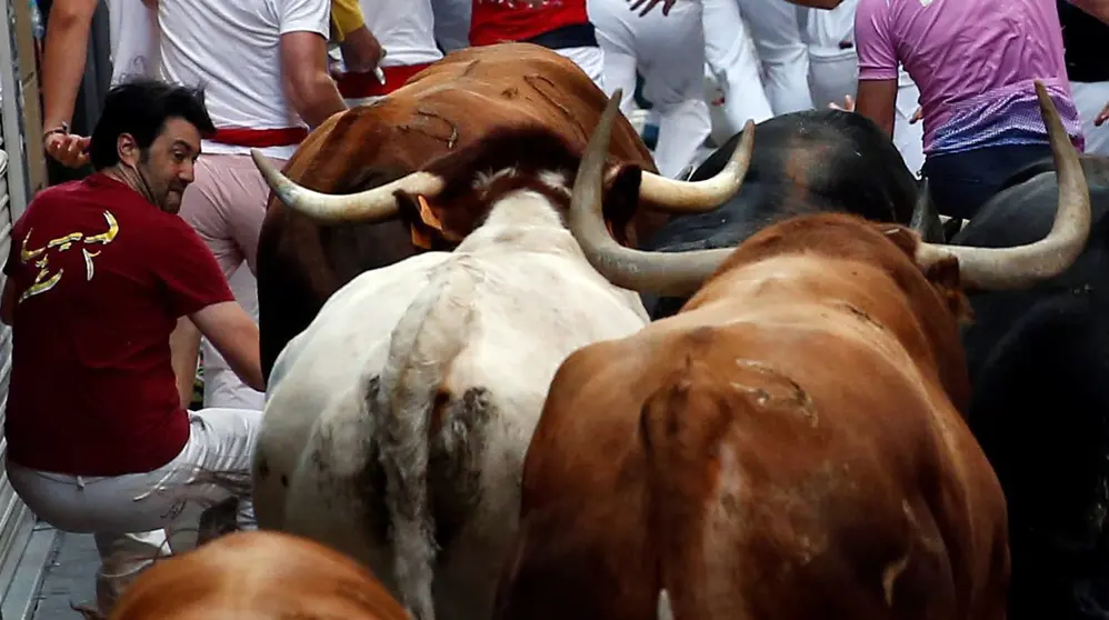 A runner falls next to Jandilla bulls during the fifth running of the bulls at the San Fermin festival in Pamplona, northern Spain, July 11, 2016. REUTERS/Susana VeraCODE: X01622