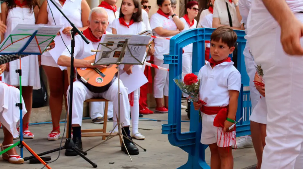 Las imágenes de la ofrenda floral de los niños a San Fermín. S. REDíN (2)