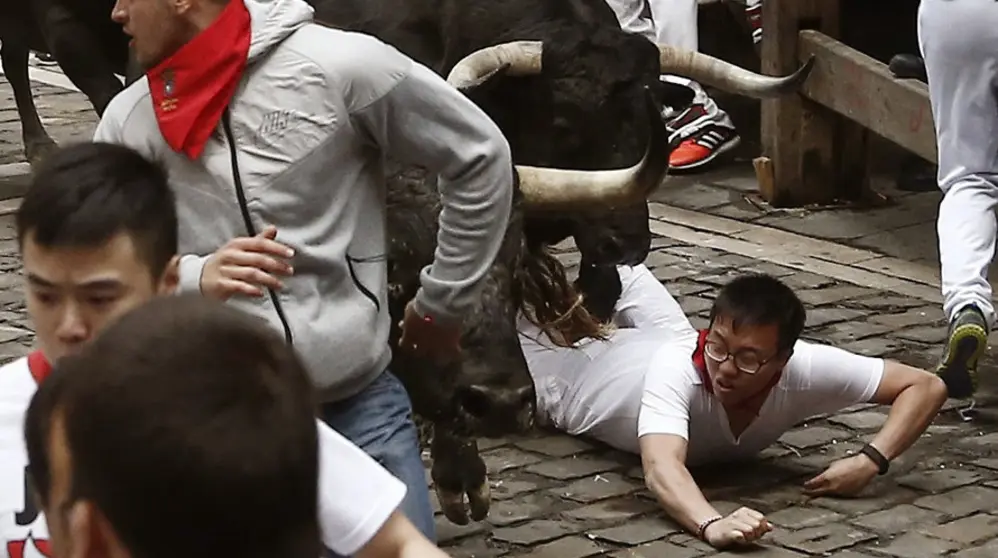 Los toros de la ganadería madrileña de Victoriano del Río en la curva de Mercaderes. EFE.Jesús Diges
