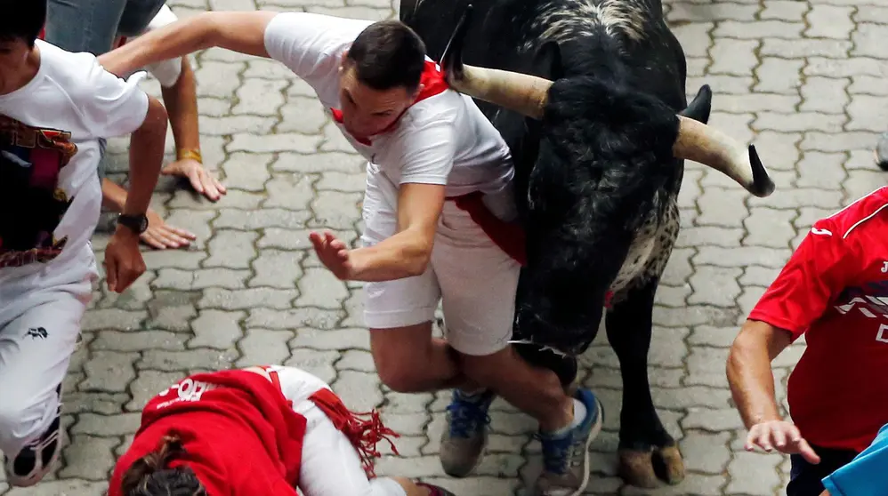 Runners fall in front of a Victoriano del Rio bull during the sixth running of the bulls at the San Fermin festival in Pamplona, northern Spain, July 12, 2016. REUTERS/Susana VeraCODE: X01622