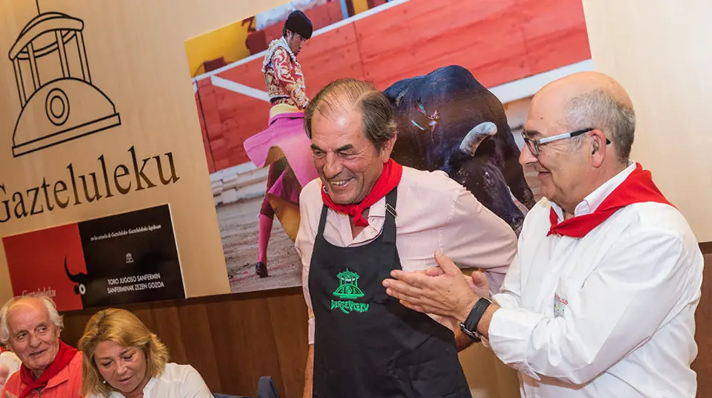 Antonio Miura recoge el premio al toro más jugoso de 2015 otorgado por Gazteluleku. DANIEL FERNÁNDEZ