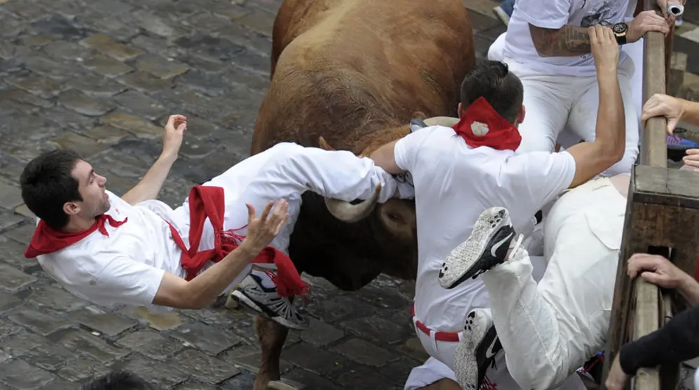 Ilustrado, embiste contra el vallado en la plaza del Ayuntamiento en el séptimo encierro de San Fermín con toros de Núñez del Cuvillo. EFE. Villar Lopez (10)