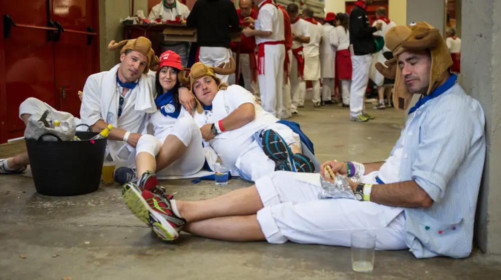 Ambiente en el tendido durante la s&eacute;ptima corrida de la Feria del Toro de Pamplona. MAITE H. MATEO (13)