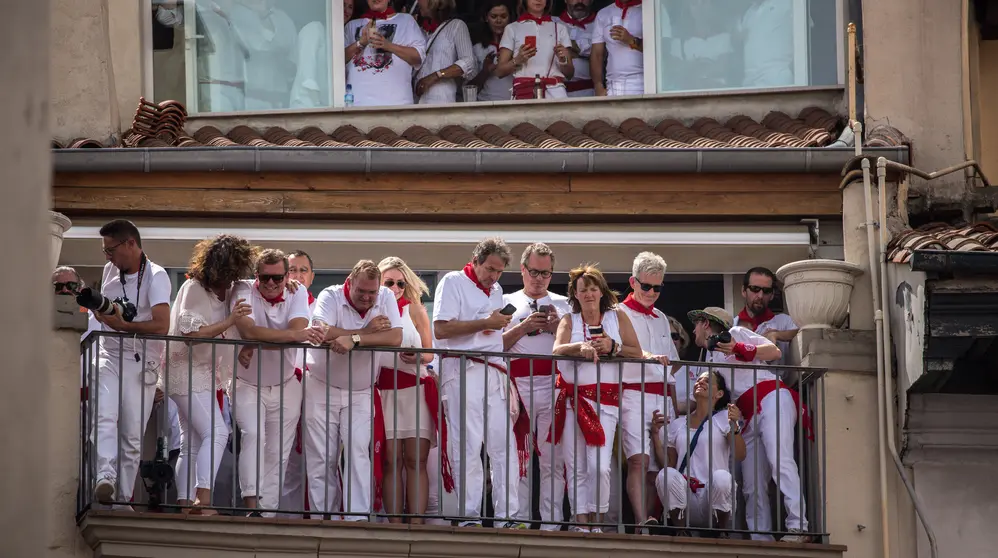 Cientos de personas asisten al Chupinazo que da comienzo a las fiestas de San Fermin en Pamplona. MAITE H MATEO (7)