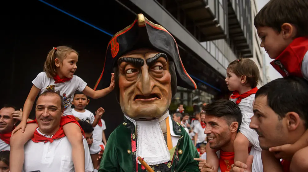 La Comparsa recorre Pamplona en el primer día de San Fermín 2017. PABLO LASAOSA16