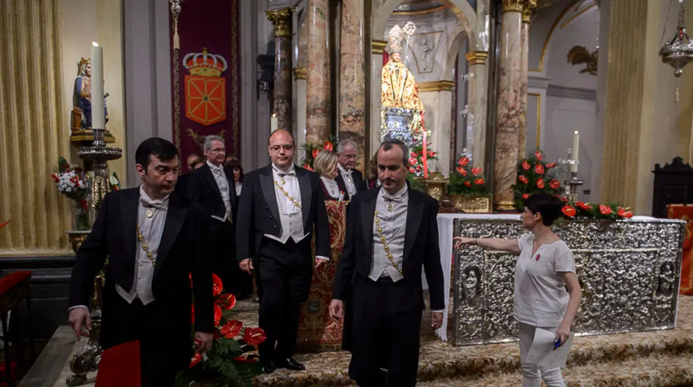 Parte de los concejales del Ayuntamiento de Pamplona presiden las Vísperas de San Fermín. PABLO LASAOSA02