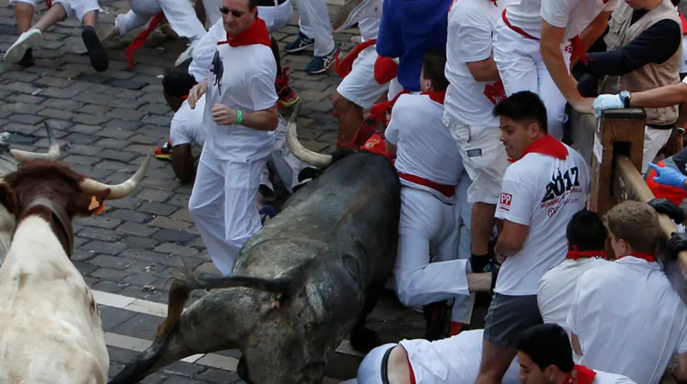 Primer encierro de San Fermín con toros de Cebada Gago en la Plaza del Ayuntamiento REUTERS