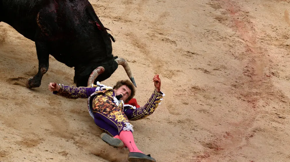 Spanish bullfighter Roman is tossed during a bullfight at the San Fermin festival in Pamplona, Spain, July 7, 2017. REUTERS/Vincent WestCODE: X00957