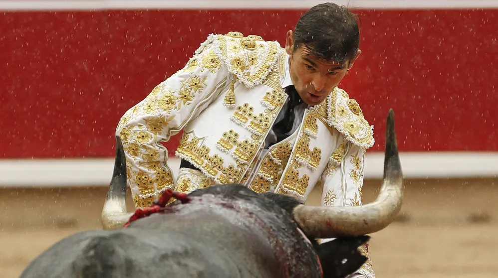 GRA406. PAMPLONA, 08/07/2017.- El diestro toledano Eugenio de Mora en su faena con la muleta durante la segunda corrida de la Feria del Toro que se celebra en la Monumental de Pamplona, compartiendo cartel con Pepe Moral y Gonzalo Caballero, lidiando reses de Jos&eacute; Escolar. EFE/Villar L&oacute;pez.